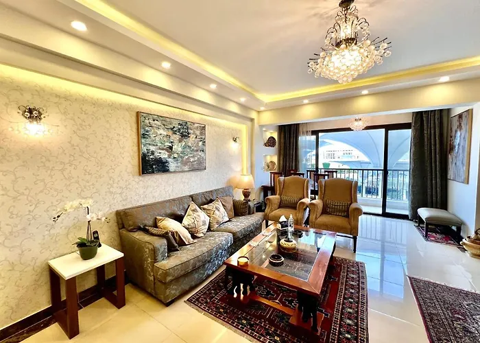Luxury Hotel Apartment With Pools In Front Auc Cairo