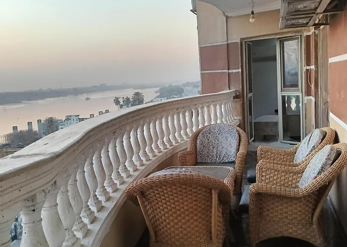 شقة فندقيه فاخرة بمنطقة المعادى صف اول جميع الغرف تطل على النيل A luxury hotel apartment in Maadi, first row. All rooms overlook the Nile القاهرة