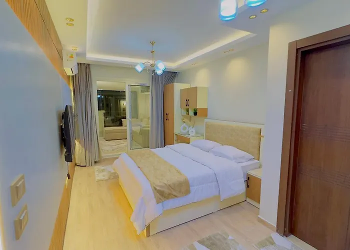 Ultra Luxury 3Br With Pools ,Sports ,Dining In Gated Compound, Close To All Sites Cairo